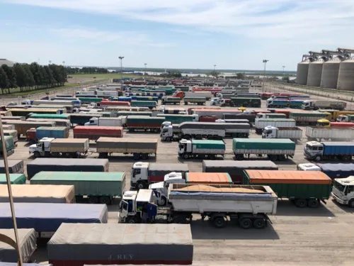 Puertos abarrotados de camiones: vuelan las exportaciones de maíz tras la cosecha récord y la fuerte suba del precio