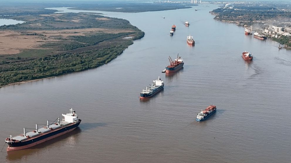 Pérdidas millonarias por el paro en los puertos: 140 buques en espera y cargas desviándose a Brasil y Uruguay